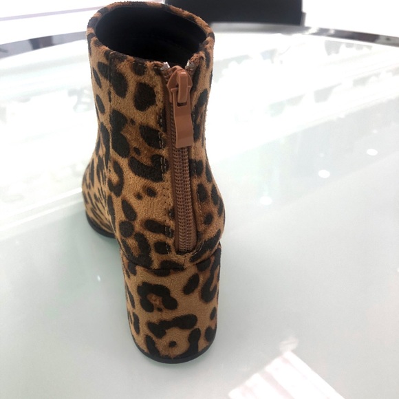 Leopard Printed Bootie Chunky Heel - Picture 2 of 7